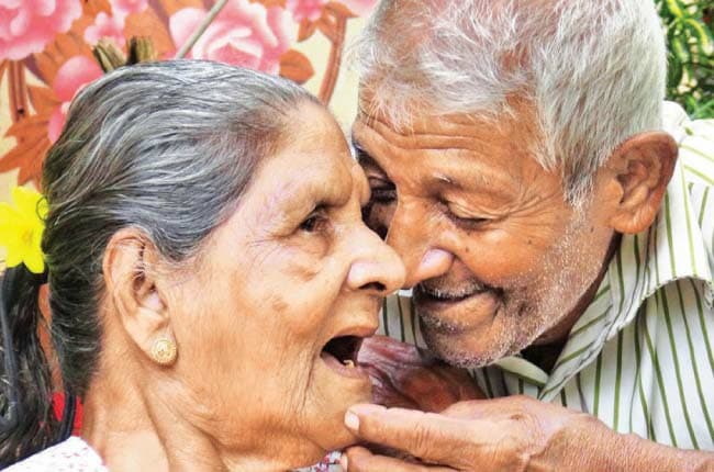 ඒ දෙන්නා හරියට කුරුල්ලයි කිරිල්ලියි වගේමයි. ගමේ මිනිස්සු කිව්වේ එහෙමයි. ඒ ලස්සන ආදර කතාව මෙන්න…