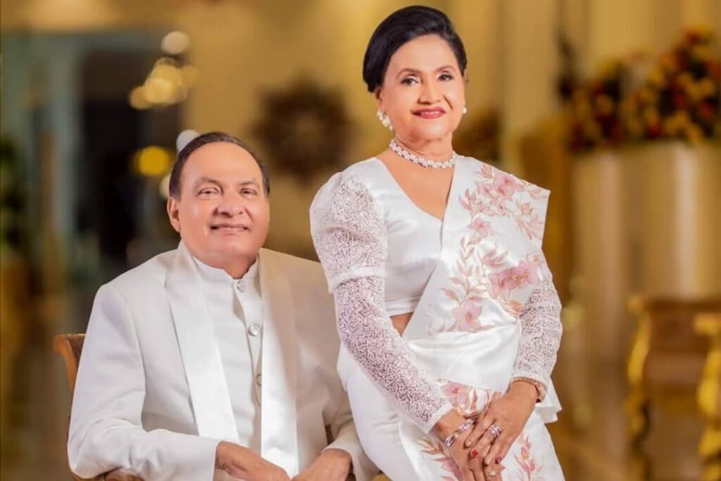 ” මම හරි වාසනාවන්තයි මම හිතන්නේ. මම හැමතිස්සෙම දෙවියන්ගෙන් ඉල්ලන්නේ මගේ පණ ඉස්සෙල්ලම යන්න ඕන. මට හරි අමාරු වෙයි මෙයා නැතුව ජීවත් වෙන්න.