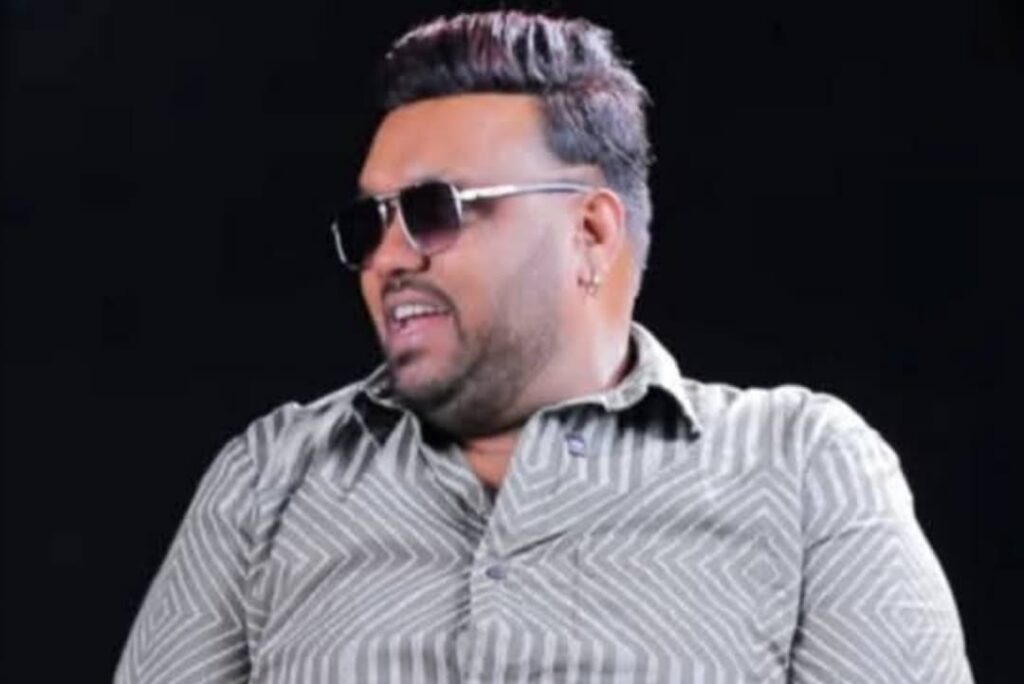 ” 2006,2007 වසරවල මම පිටකොටුවේ ත්‍රිවිල් පවා දිව්වා. ” දුමාරේ ගීතයෙන් අද රටේම ආදරය දිනාගත් ඔහු කියූ කතාව…