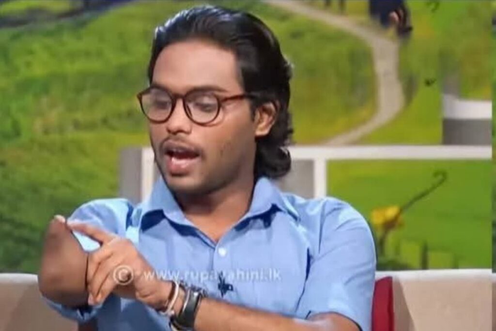 හැබැයි මම කවදහරි දවසක ලංකාවෙ දක්ෂ නිවේදකයෙක් වෙලා පෙන්නනවා. අත නැති අයත් දක්ෂයි..”  හීන තියෙන්නේ හැබෑ කරගන්න. මේ කියන්නේ ඒ වගේ හීන පසුපස යන දිරිය තරුණයෙකුගේ අපූරු ජීවිත කතාවක්.