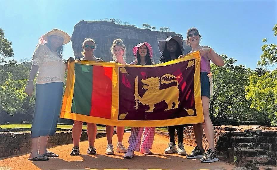 මේවා නම් වෛරල් වෙන්නෝනි නිව්ස්.. බලන්නකෝ අපේ සංචාරක කර්මාන්තය ලබලා තියෙන මේ ජයග්‍රහණය මොකද්ද කියලා.