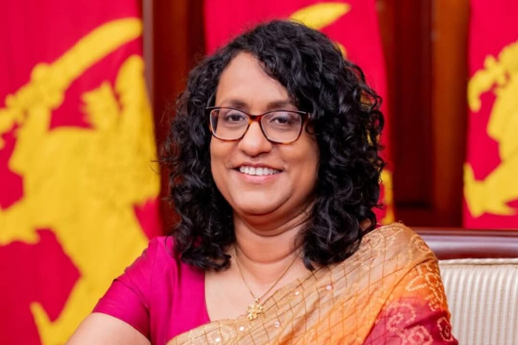 මේක තමයි මට ලැබුනු හොඳම තෑග්ගක්… අපේ අගමැති හරිනිට උපන් දිනය දා ලැබුන පුදුම හිතෙන තෑග්ග මොකද්ද දන්නවද ?