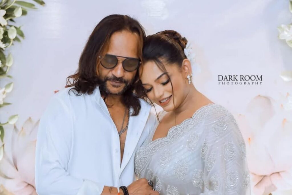 ” මගේ ජීවිතේ හැමදේම වගේ මධ්‍යස්තව බලන්න වෛර කරන මිනිස්සුන්ට අනුකම්පා කරන්න උගන්නපු ඔයාට සුබ ම සුබ උපන්දිනයක්..” කාවින්ද්‍යා එයාගේ ආදරණීය පියා අතුලට සුබ පතමින් කියූ ආදරණීය කතාව මෙන්න…