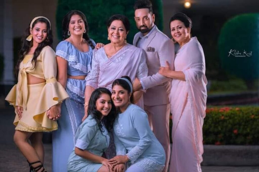 කට කතා අසත්‍යයි. පැතිර යන කටකතා වලට ඇයත් හඬ නඟයි !