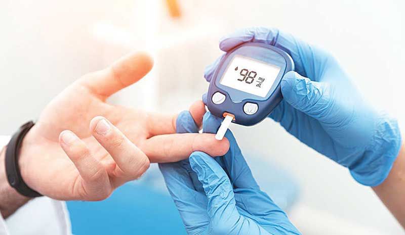 ඔයාටත් මේ රෝග තියෙයි නම් රුධිරයේ සීනි මට්ටම වැඩි වෙලා වෙන්න පුළුවන්… සීනි තියෙයිද කියලා ගෙදරදිම දැනගන්නේ මෙහෙමයි !