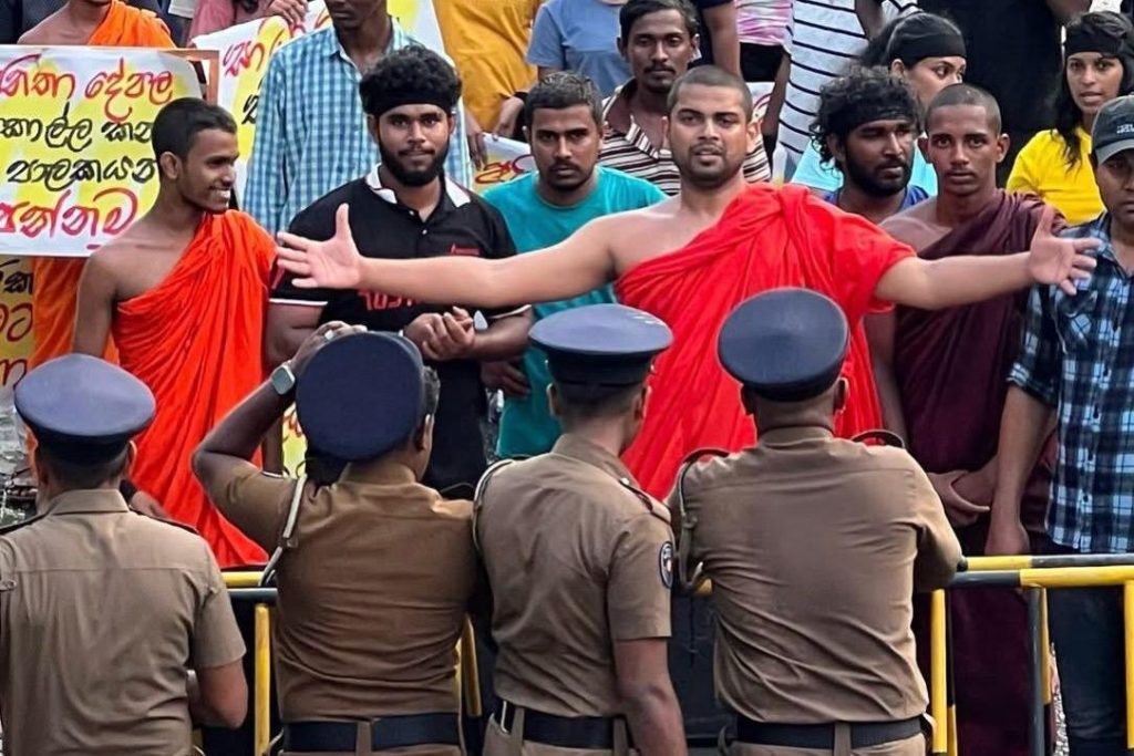 රටම දන්න රංගන ශිල්පී ගයාන් ගුණවර්ධන පැවිදි දිවියට ඇවිත්ද ? මොකද්ද මේ අලුත් කතාව..?