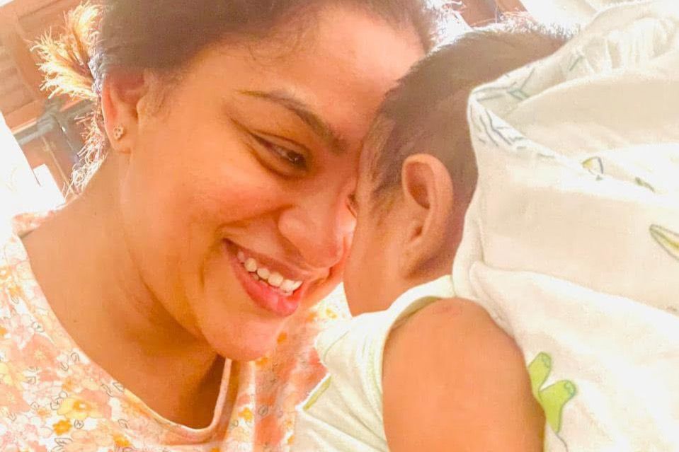 ” කවුරු මොනවා කීවත් මට නම් මං දැන් තමයි හොඳම ” දරුවන් වෙනුවෙන් අම්මෙක්  කරන කැපකිරීම ගැන හැමෝම ආදරේ කරන මාධවී රටට කිව්වේ මෙහෙමයි…