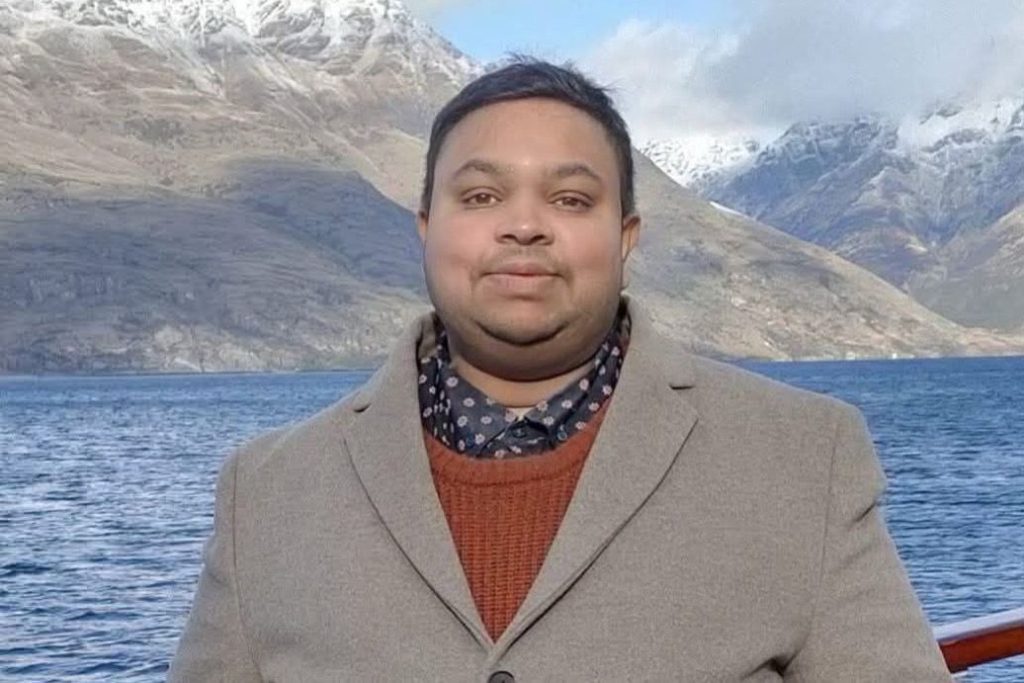 “පිටරටටත් සෙනසුරු බලපානවා කියලා සිනහ වුණු මට, රුසිරු අයියා අවවාද කළේ අපලවලට රටක් අදාළ නැහැ කියලා…” – සෙනසුරු මාරුව මැද දිවි ගමනෙන් නික්ම ගිය කථිකාචාර්යවරයකුගේ අනුවේදනීය කතා පුවත මෙන්න…