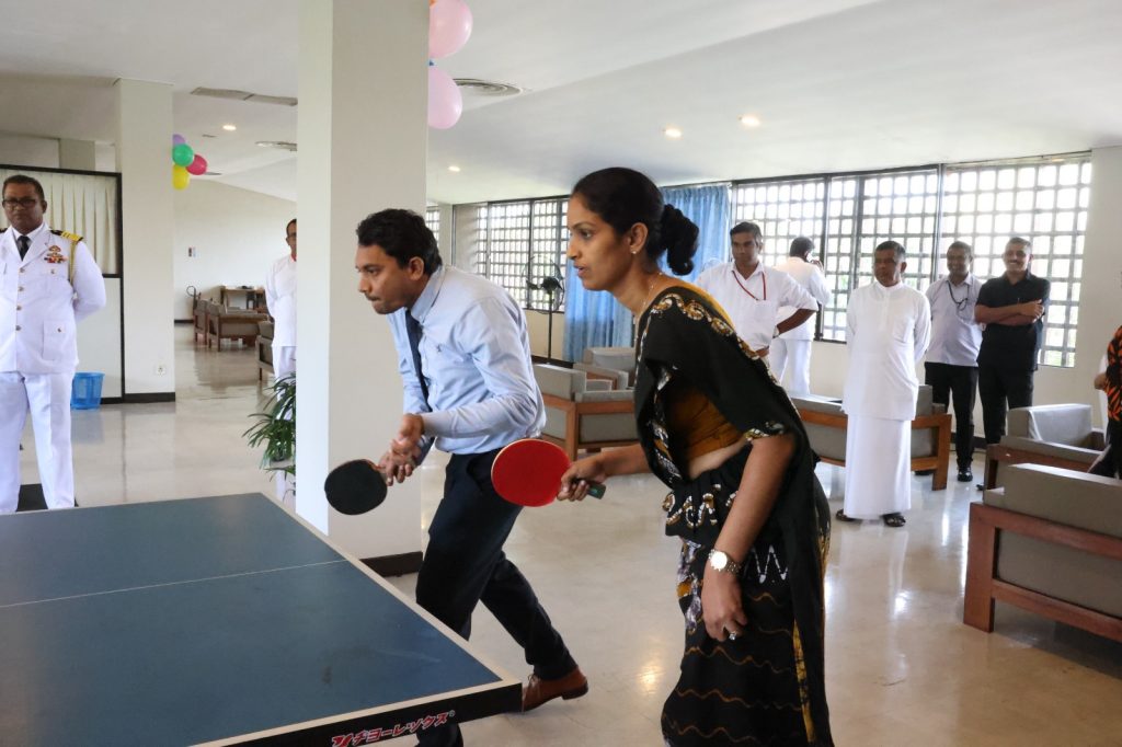 පාර්ලිමේන්තුවේ ක්‍රිඩා උත්සවයේ පක්ෂ විපක්ෂ මන්ත්‍රීවරු ක්‍රීඩා කුසලතා පෙන්නුවේ මෙහෙමයි.