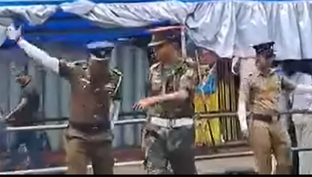 දළදා දැක්මේ හමුදා නිලධාරියාට බැණ පැන්නූ පොලිස් නිලධාරියාට දැඩි දඬුවම්..!