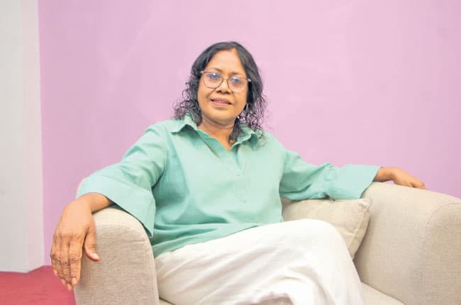 ඉස්සර අපි ඉන්දියාවේ පිටපත් කොපි කරා… දැන් ඉන්දියාව අපේ පිටපත් කොපි කරනවා…” මේ දිනවල රටේම ජනප්‍රිය නෙළුම් කුළුණ සිනමාපටයෙන් හැමෝගෙම ආදරේ දිනාගත් ඈ කෞෂල්‍යා ප්‍රනාන්දු කියන කතාව