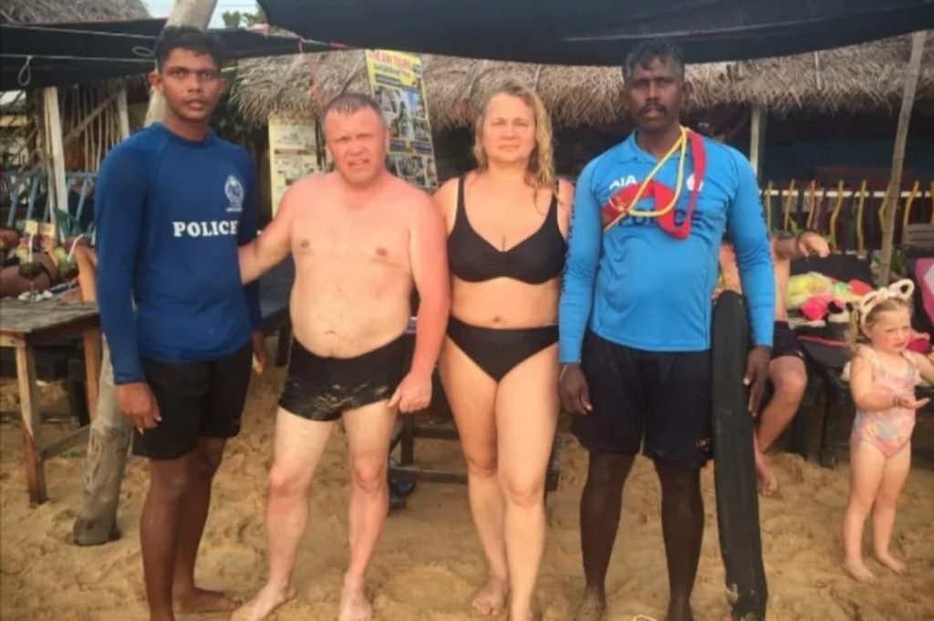 ගිලෙන්නට ගිය රුසියානු විදෙස් යුවල බේරාගත් අපේ කොල්ලෝ… පොලිස් ජීවිතාරක්ෂක නිලධාරීන් කරපු වික්‍රමාන්විත ක්‍රියාන්විතය…