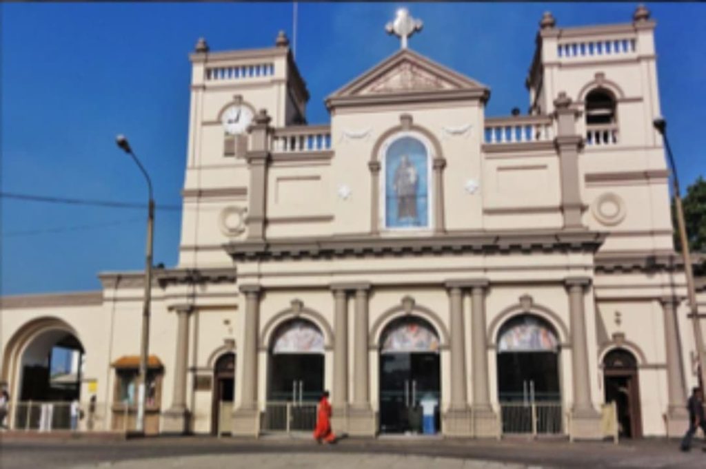 දර්ශනීගේ ඇස් වල කදුළු…  මීට වසර හයකට පෙර ඔවුන්ගේ ජීවිත වෙනස් කල සිද්ධියෙන් පසු ගෙවුනු වසර හය ගැන ඈ කී සංවේදී කතාව…