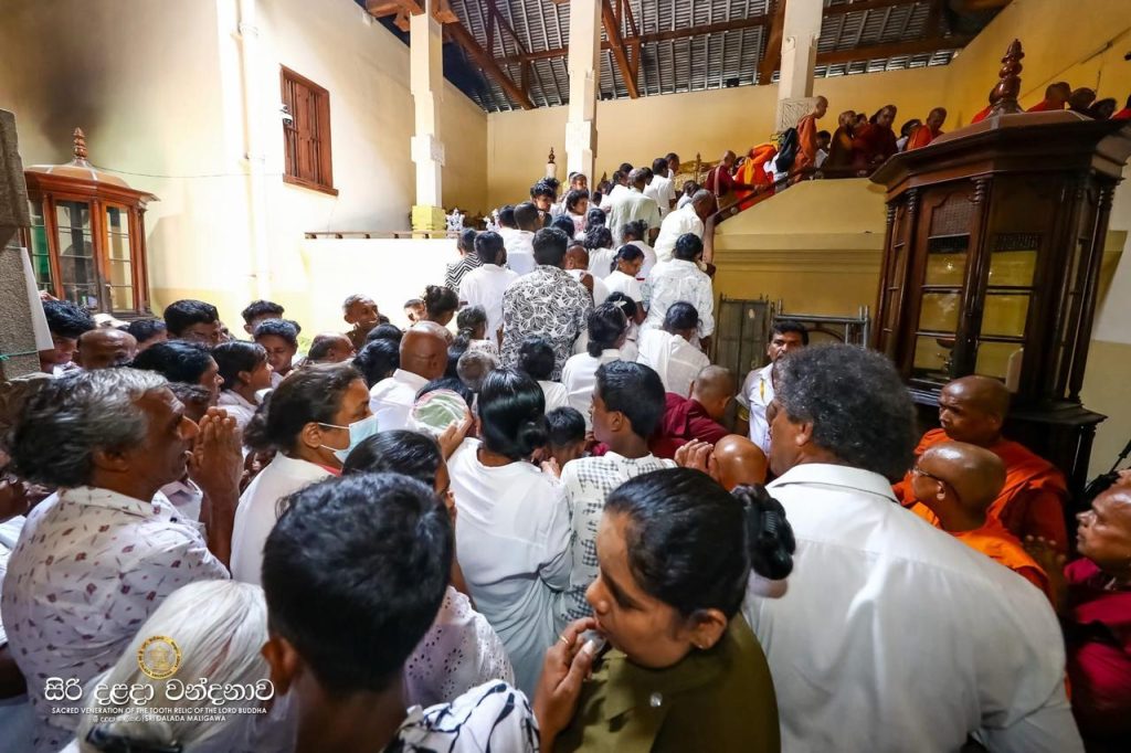 දළදා වදින්න ආ ජන ගඟෙන් මහනුවර උතුරයි. 400ක් රෝහලේ…තත්ත්වය සෝචනීයයි