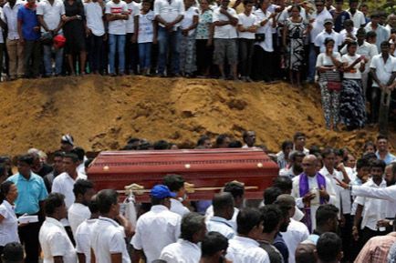 මවගේ අවසන් කටයුතු කරන්න තවත් ඇත්තේ හෝරා කිජිපයයි. ලොක්කා කරපු කතාව නිසා සියල්ල ලොකු ඇබැද්දියකට ලක් වෙයි.