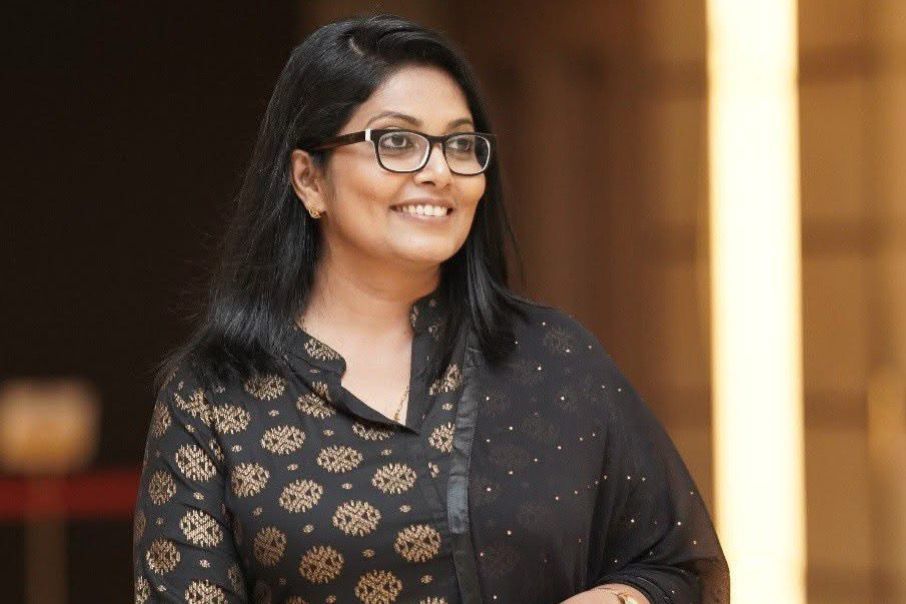 සමාවෙන්න මගේ ආදරණීය දෙරණ  මේ විඩියෝව ගැන මට නිහඬව ඉන්න බැ…ඒ නිසා මට සමාවෙන්න…” විඩියෝවක් නිසා සංවේදී වූ දෙරණේ දිල්කා සමන්මලි තැබූ සටහන මෙන්න.