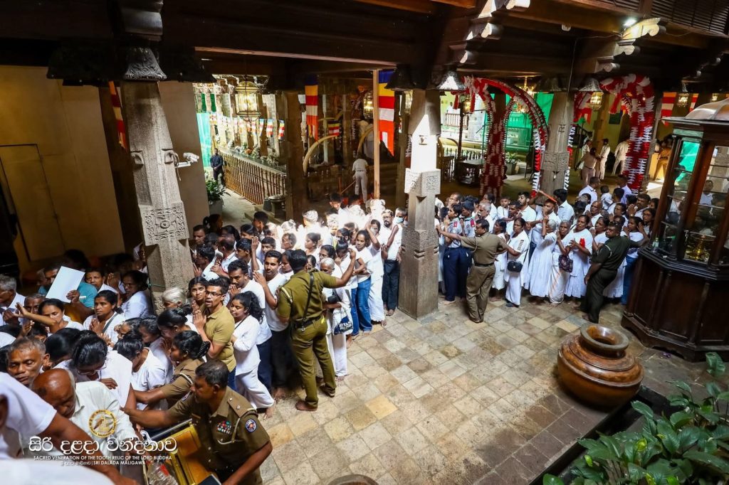 සිරි දළදා වන්දනාමාන කරන බැතිමතුන්ට කෙරෙන අලුත්ම නිවේදනය මෙන්න.