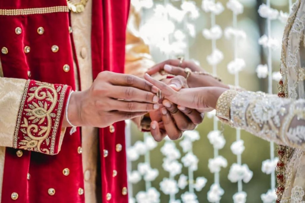 දෑවැද්ද නැතුවම දීග යන දූවරුන් ගැන හදහනෙන් කියවෙන්නේ මෙන්න මෙහෙමයි… බලන්නකෝ ඔයත් හදහනට අනුව දෑවැද්දක් ඇතුවද නැතුවද දීග යන්නේ කියලා…