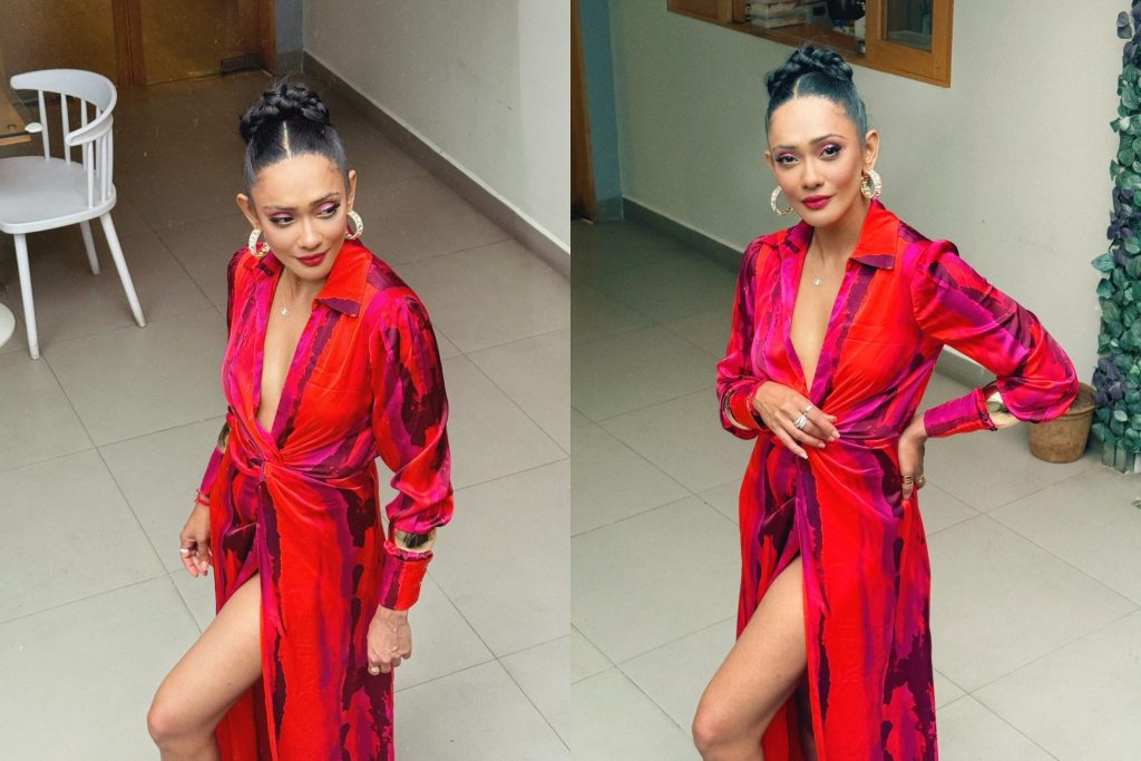 ඈ නම් සුර අඟනක් වැනිය… බලන්නකෝ ඒ රතු රෝස මල මොන තරම් ලස්සනද කියලා…