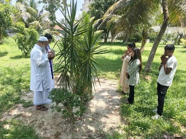 ආගම් දෙකක්… නමුත් එක යාඥාවක්… අපි සැවොම ලක් මවගේ දරුවන්..