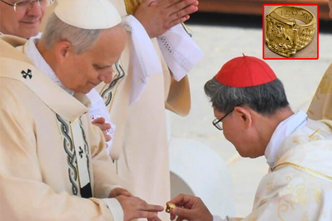 XIV වන ලියෝ පාප් වහන්සේට ධීවරයාගේ මුදුව පිරිනමයි.