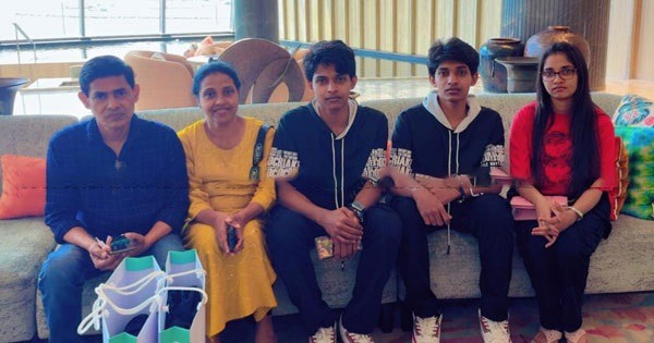 ඒ මව්පියන්ට තවත් සතුටක් කොහෙන්ද? මව්පියන්ගේ අඩිපාරේ ගිය දරුවන් තිදෙනෙක් ගැන අද ඇසෙන ආදරණීය කතාව මෙන්න .