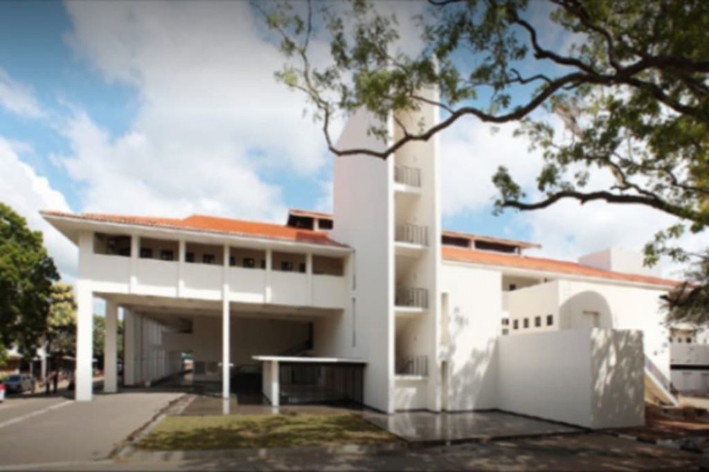ඔහු කියන්නේ සත්‍යයක්ද ? එය ඇත්තක් නම් සියල්ල කනපිට පෙරලෙනවා.රටම කැළඹූ අනුරාධපුර වෛද්‍යවරියගේ සිද්ධිය ගැන ඇසෙන අලුත් කතාව මෙන්න.