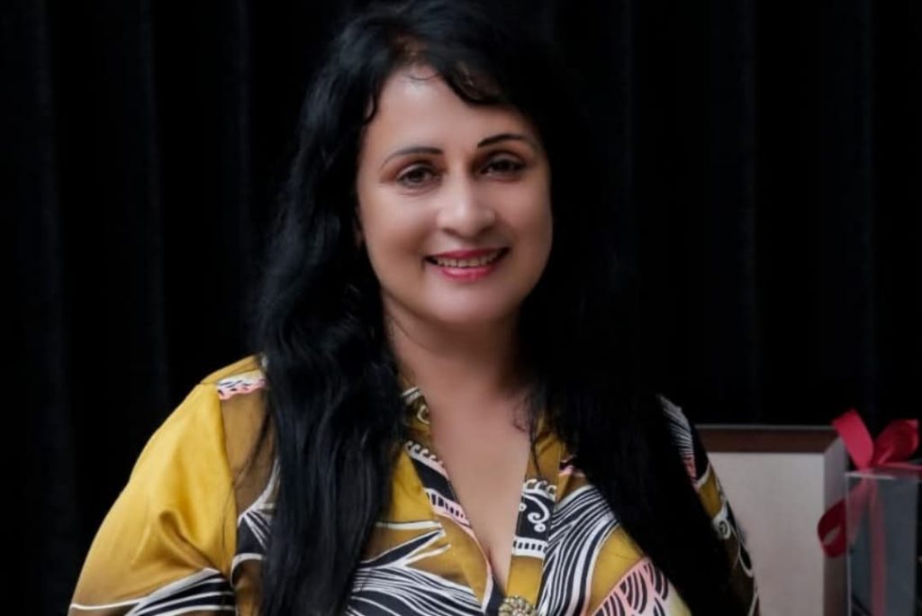 ආදරණීය පියාගේ ඉල්ලීම ඉටුකරන්න තනියම සම්මාන උළෙලක් කරන්න යන අපි කවුරුත් ආදරේ කරන සනෝජා බිබිලේ කියන කතාව මෙන්න.