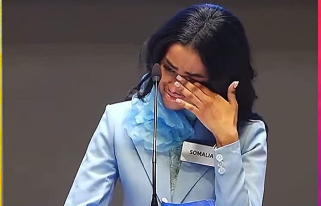 “ඇයද කාන්තාරයේ කුසුමකි…” ලෝක රූ රැජිණ තරගය අතරතුර ලෝකයම හැඬවූ සෝමාලියානු රූ රැජිණ…