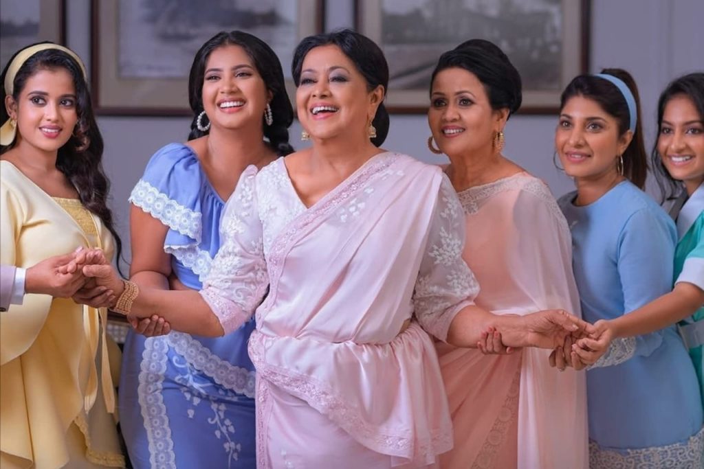 සඳ තනි වෙලා අහසේ… හිරු තනි වෙලා…  අනේ ආයේ ඒ සුන්දර මූණ දකින්න ලැබෙන්නේ නෑ කියලා දැනෙන දුක…