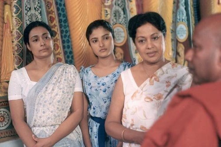 එදත් හිටියේ වෙනදා හිටිය මාලනී අක්කා නෙමෙයි. මට එදත් ඒක දැනුනා..” ඔවුන් තුක බැඳුනු ඒ සොඳුරු සහෝදරත්වය ගැන වසන්ති චතුරාණී ඇගේ හඬ අවධි කලේ මෙහෙමයි.