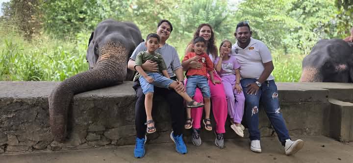 මට සැලකුවේ පවුලේ කෙනෙක්ට වගේ..” ලොවක් කතාවෙන ජෝෂි පවුල ගැන සංචාරක මගපෙන්වන්නා දුලාජ් කියන කතාව…