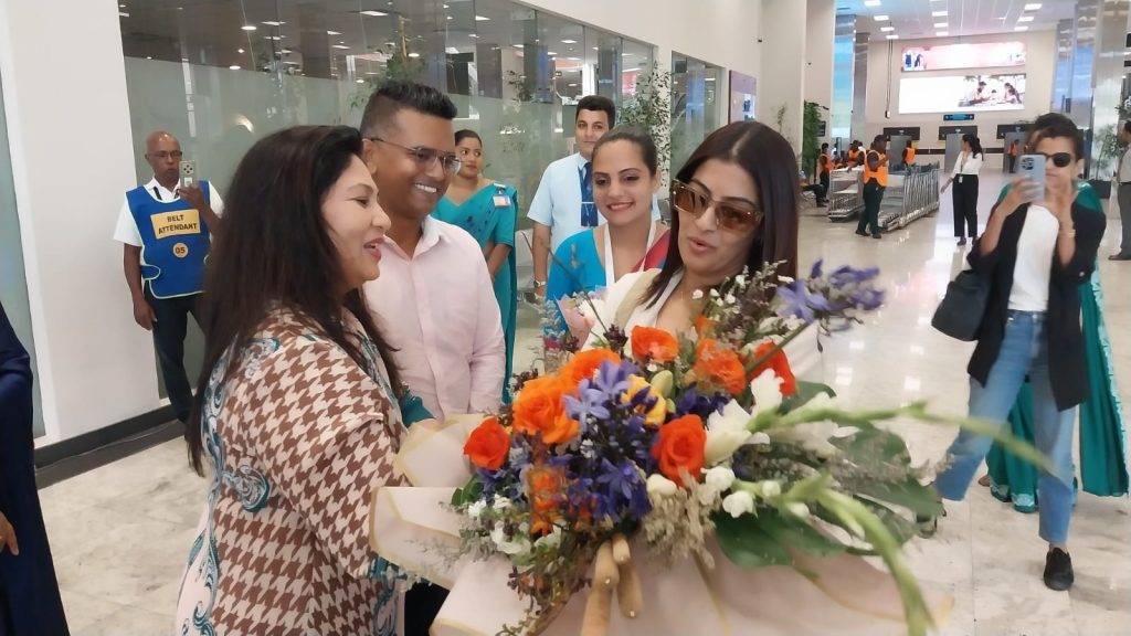 ලොවක් ආදරේ කරන ඉන්දීය සුපිරි නිළියක් ලංකාවට ඇවිල්ලා.. දන්නවාද ඒ මොකටද කියලා ?