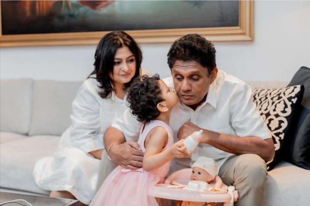 ” මගේ රත්තරං දෝණිට අවුරුදු දෙකයි ” දයාබර පියෙකු වූ ඔහු ඒ දවස සිහිපත් කලේ මොන තරම් ආදරයෙන් වෙන්න ඇතිද ?