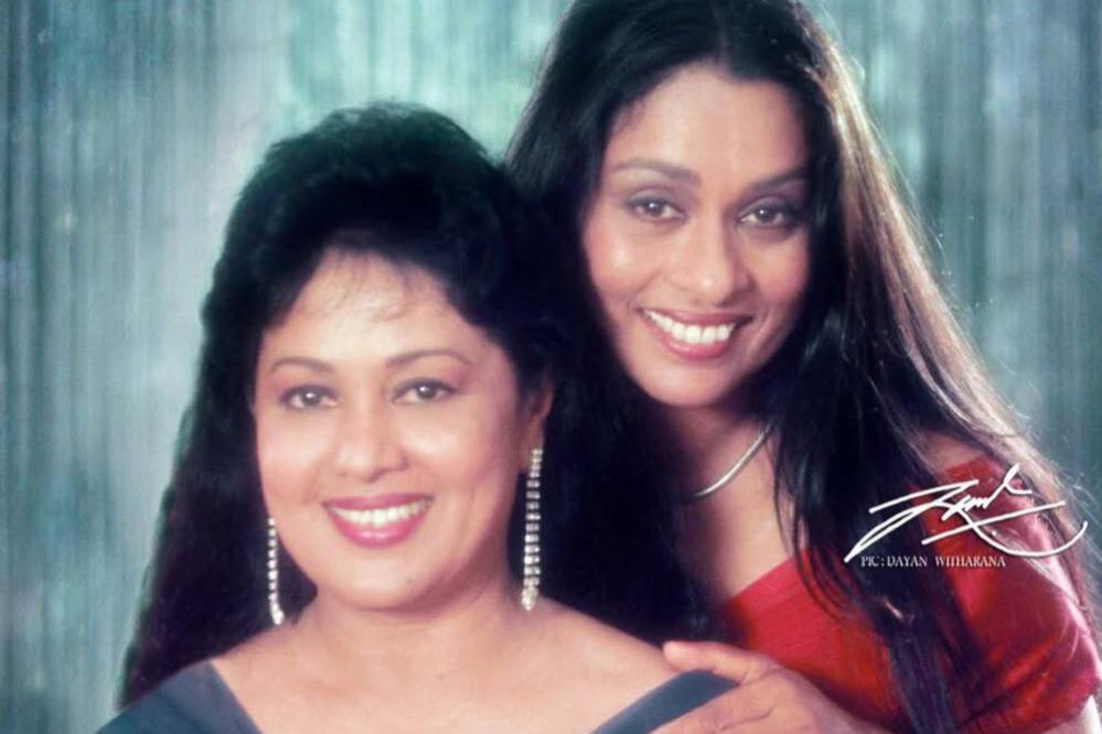 ” මාලනී අක්කා කියන්නේ මගේ පලවෙනි රංගන ගුරුවරිය ” – ඇය ගැන අපි නොඇසූ කතාවක් ගැන රටක් ආදරේ කරන අනෝජා වීරසිංහ රටට හෙලිකරයි.