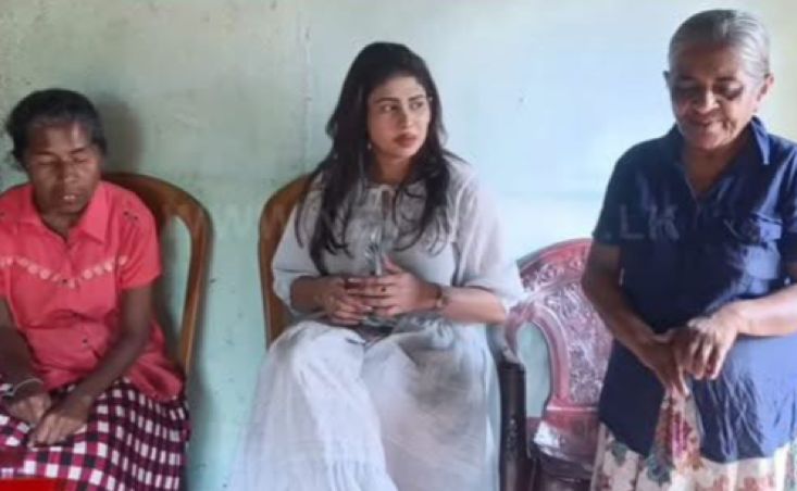 තේ දළු කඩා තම දෑස් නොපෙනෙන දියණියන් දෙදෙනා බලාගත් මව අවසන් ගමන් යාමෙන් පසු අසරණ වූ දියණියන් දෙදෙනා බලන්න බදුල්ලට පියුමි හංසමාලි ඔවුන්ට දුන් පොරොන්දුව