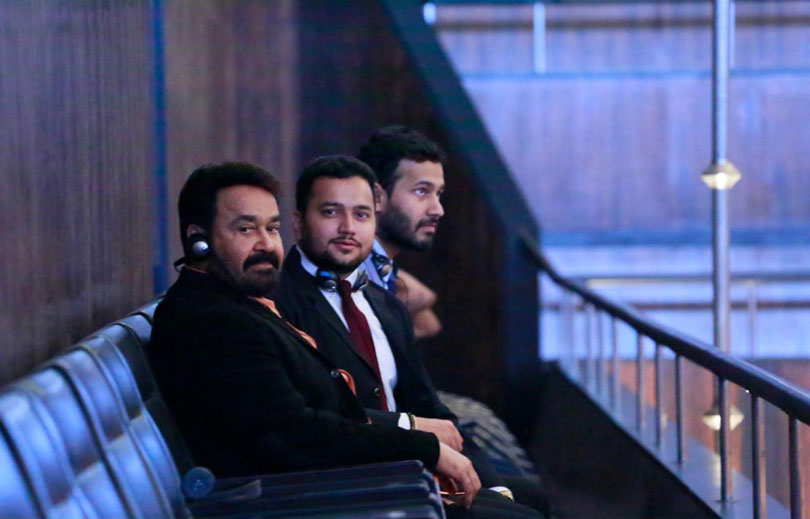 ලොවක් ආදරේ කරන සුපිරි තරුවත් අපේ පාර්ලිමේන්තුවට ගිහින්..!