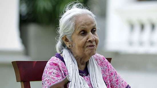 රටක් ආදරේ කරන ඇයට දැන් 98ක්..! මීදෙණිය වලව්වේ ආදරණීය සුදු ආච්චිට සුබ උපන්දිනයක්..!