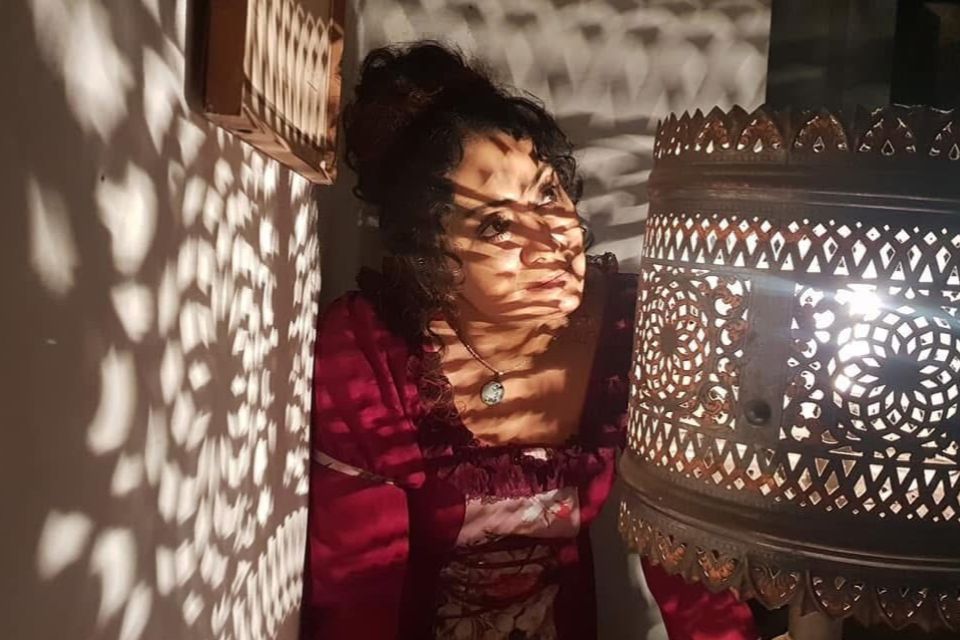 ආලෝක රටා එක්ක එයාගේ ලස්සන තවත් වැඩියි. රටම ආදරේ කරන අනූෂාගේ වෙනස්ම ජායාරූප පෙලක් බලන්නකෝ…