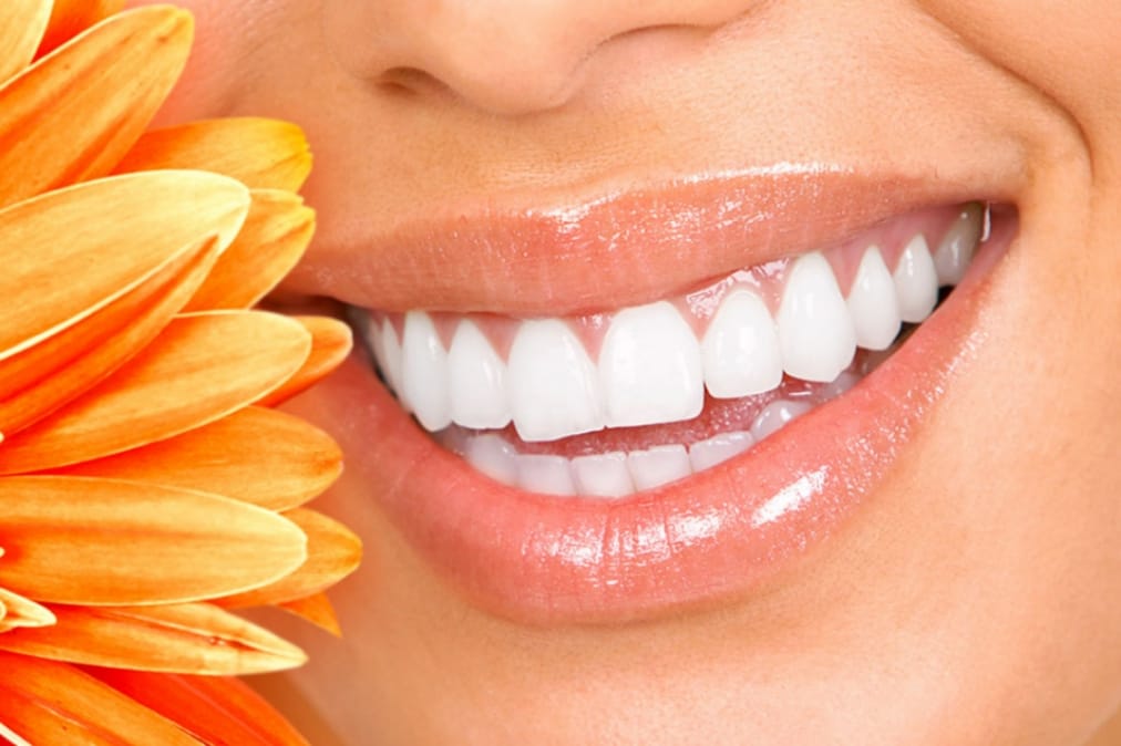 සුන්දර හිනාවකට හිමිකම් කියන ඔබේ දත් පෙළෙන් කියවෙන රහස් මෙන්න..