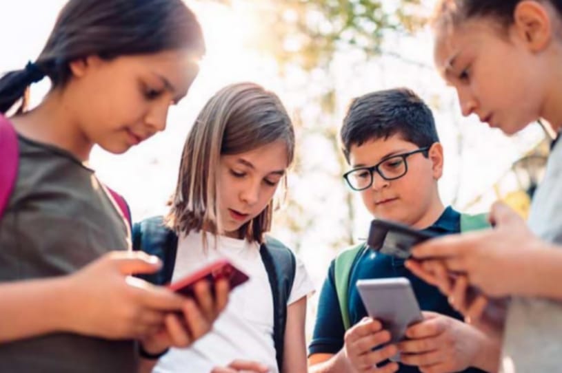 දරුවන්ට ස්මාර්ට් ෆෝන් දෙන්න කලින් මේ ගැනත් හිතන්න. ගැහැනු ළමයින්ට විශේෂයි !