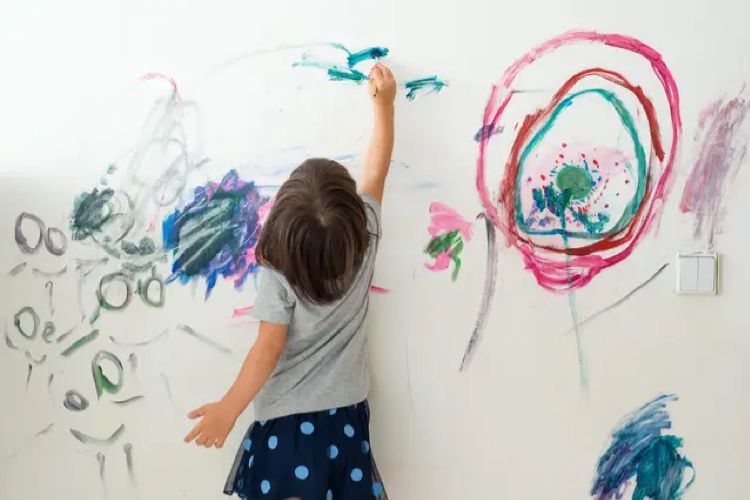 බිත්තිවල චිත්ර අඳින්න දරුවන්ට ඉඩ දෙන්න ඕනද..? මේ වයසේ දරුවන් ඉන්න මව්පියන් මේ ලිපිය අනිවාර්යයෙන්ම බලන්න..