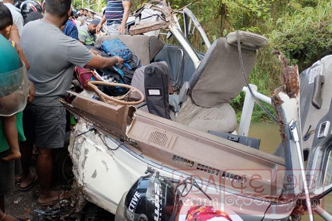 පාසල් වෑන් රථයක් සහ ටිපර් රථයක් ගැටී රියදුරු ඇතුලු දරුවන් දෙදෙනෙකුගේ ජීවිත අහිමි කරමින් උදෙන්ම ඇසුනු දුක හිතෙන පුවත මෙන්න..!