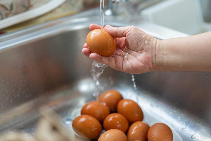 ගෙදරට ගේන බිත්තර සෝදනවාද..? එහෙනම් මේක ගැන අනිවාර්යයෙන්ම දැනගන්න..