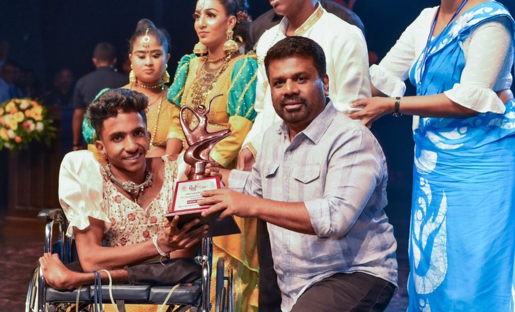 සියල්ලන් බලා සිටියදී ජනපති මුළු ප්රේක්ෂකාගාරයම සංවේදී කල හැටි..! දැක්කයින් දැක්කේ නැ… මේ තරම් ආදරණීය ජනාධිපති කෙනෙක්