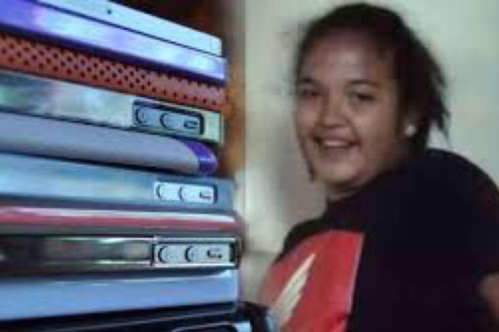 ජංගම දුරකථන 26ක් සිරුරෙහි සඟවාගෙන සිටි තරුණියට අත් වූ අවාසනාවන්ත ඉරණම මෙන්න