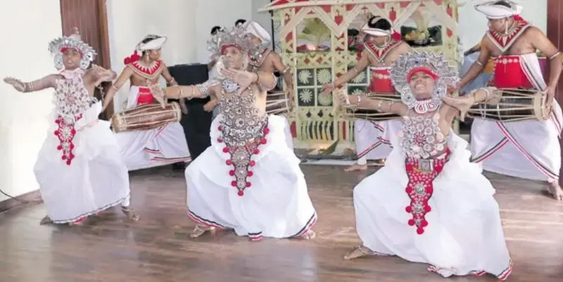 කුඩා කල පටන් පැවති ආශාව ඉෂ්ට කර ගනිමින් වෙස් බැන්ඳ විශේෂඥ්ය වෛද්යවරයා !