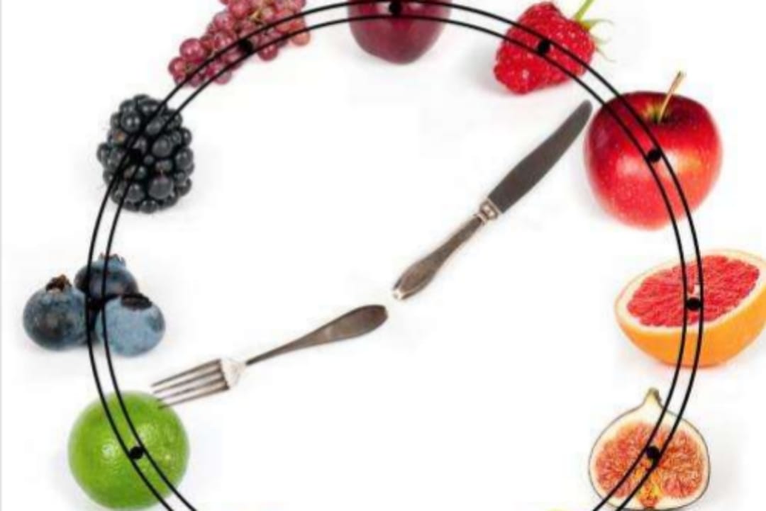 කෑම කන්න සුදුසුම වේලාව ගැන දන්නවද ? මෙන්න මේ විදිහට කෑවොත් වාසි ගොඩායි…