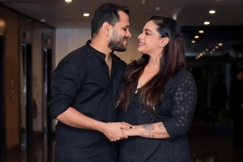 එයා ඔයාට ගැලපෙනවද ? බැන්දට පස්සේ හුඟාක් අය අහපු ප්රශ්න වලට කාවින්ද්යා අධිකාරි උත්තර දෙයි