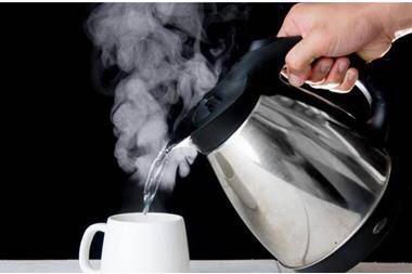 දැනගෙන හිටියද උදේට හිස්බඩ උණු වතුර වීදුරුවක් බිව්වොත් වෙන දේ මොකද්ද කියලා ? මේ කතාව ඇහුවොත් ඔබත් පුදුම වෙයි !